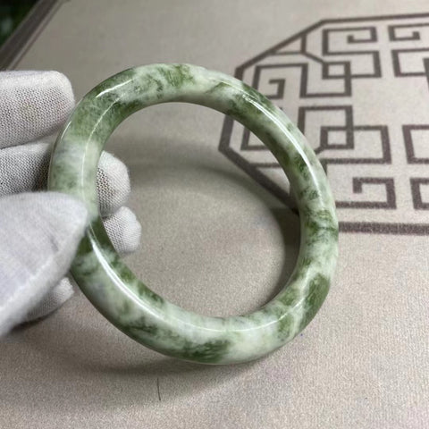 Gelang Cui Giok Minyak Cui Alami Bentuk bunga dan giok halus Ukuran 58-60mm Lebar sisi 10.2mm Giok terbentuk secara alami Pola acak Termasuk ongkos kirim dan pajak