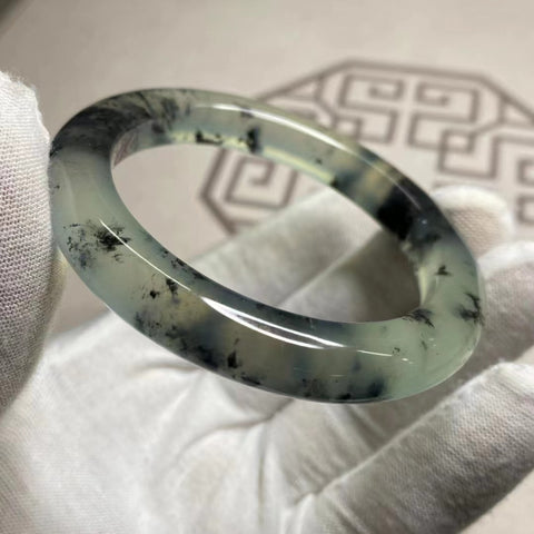 Gelang Tinta Giok Cui Giok Alami di Atas Es Ukuran 53-55mm lebar 10mm Giok alami dan polanya acak Sudah termasuk ongkos kirim dan pajak.