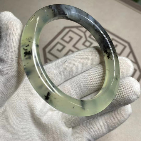 Gelang Tinta Giok Cui Alami di Atas Es Ukuran 58-60mm lebar 10mm Giok alami dan polanya acak Sudah termasuk ongkos kirim dan pajak.