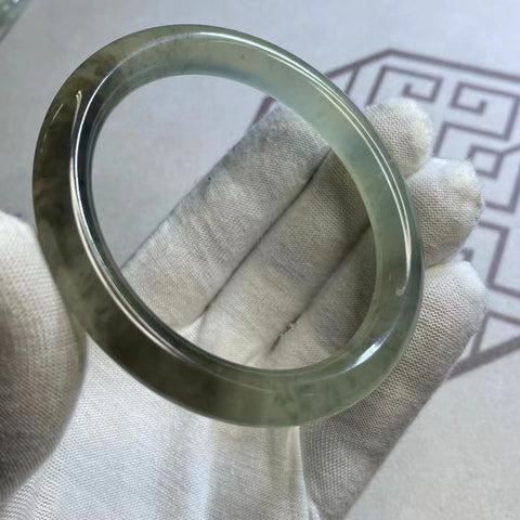 Gelang Es Giok Cui Giok Abu-abu Ukuran 61-63mm Lebar Sisi 9.2mm Giok ini terbentuk secara alami dan polanya acak Sudah termasuk ongkos kirim dan pajak.