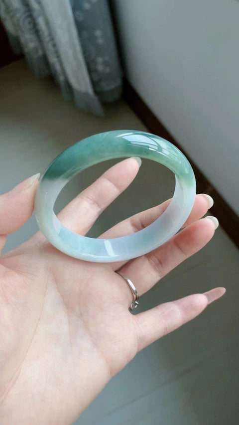Gelang semi minyak giok alami Ukuran 58mm Giok ini bersih dan halus Giok ini terbentuk secara alami Pola ini acak Sudah termasuk pajak pengiriman No. 202311051427