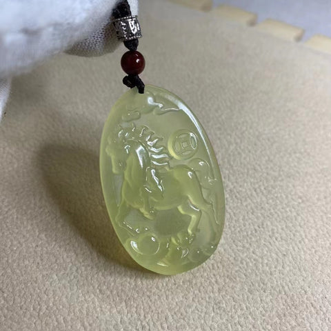 Liontin Giok Alami Kuda Ukuran 44 * 28mm Sudah termasuk ongkos kirim dan pajak.