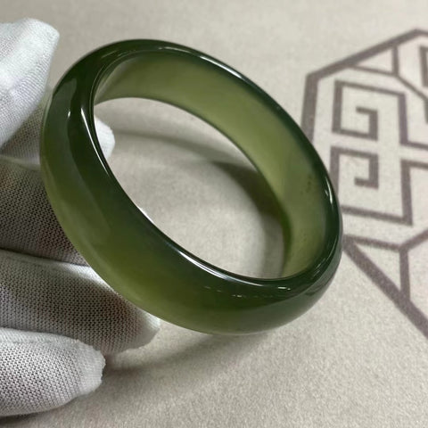 Gelang Hijau Penuh Giok Cui Giok Alami Ukuran 58-62mm Lebar Samping 17mm Giok ini terbentuk secara alami dan polanya acak Sudah termasuk ongkos kirim dan pajak.