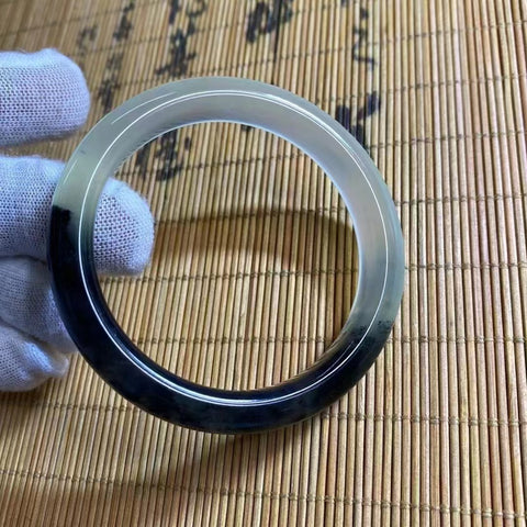 Gelang Tinta Es Giok Cui Giok Alami Ukuran 51-53mm Lebar 10mm Giok ini terbentuk secara alami dan polanya acak Sudah termasuk pajak pengiriman.