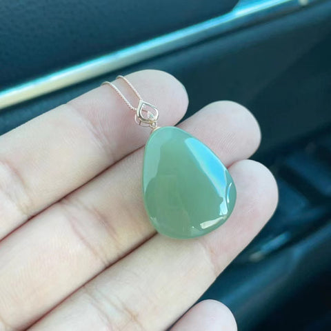 Kualitas bagus Hetian Jade Warna Danau hijau pengaturan emas 18 karat Ukuran 25 * 20 * 12,3 mm Rantai 925 perak Sudah termasuk pajak pengiriman.