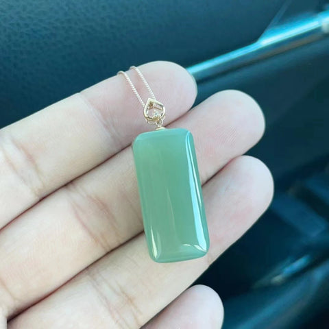 Kualitas bagus Hetian Jade Warna Danau hijau pengaturan emas 18 karat Ukuran 29,6 * 14 * 12mm Rantai 925 perak Sudah termasuk pajak pengiriman.