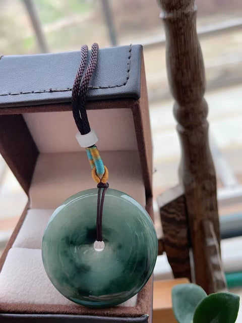 Giok alami Jadeite a-barang Perdamaian Liontin Giok bersih dan halus serta hangat Ukuran 40,6 * 40,6 mm Sudah termasuk pajak pengiriman.