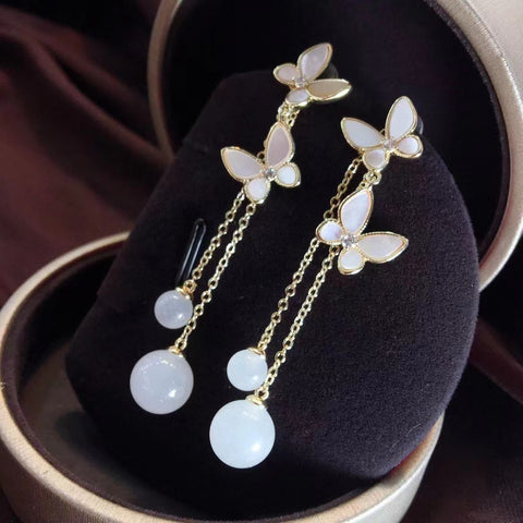 Anting-anting Pejantan Kupu-kupu Sungai Utara Giok Putih Hetian Sepasang anting-anting yang dapat dikenakan dengan tiga cara dengan pengaturan berlapis emas 14 karat Ukuran 10 10 6,6 Sudah termasuk pajak pengiriman.