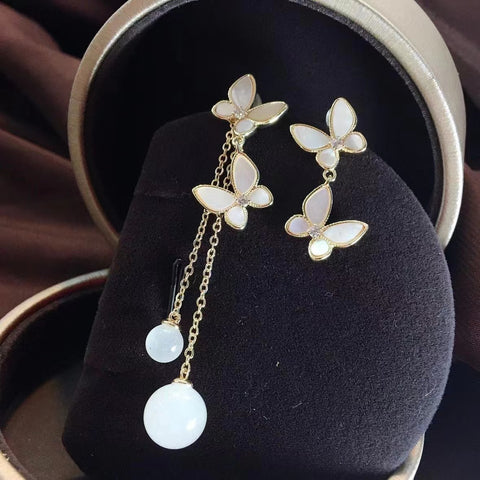 Anting-anting Pejantan Kupu-kupu Sungai Utara Giok Putih Hetian Sepasang anting-anting yang dapat dikenakan dengan tiga cara dengan pengaturan berlapis emas 14 karat Ukuran 10 10 6,6 Sudah termasuk pajak pengiriman.