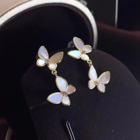 Anting-anting Pejantan Kupu-kupu Sungai Utara Giok Putih Hetian Sepasang anting-anting yang dapat dikenakan dengan tiga cara dengan pengaturan berlapis emas 14 karat Ukuran 10 10 6,6 Sudah termasuk pajak pengiriman.