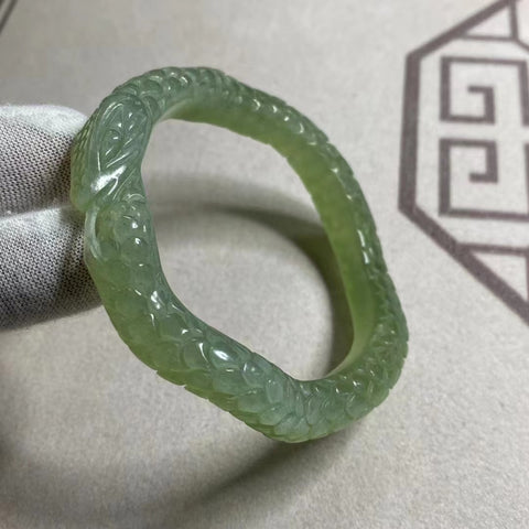 Gelang Ukiran Giok Cui Alami dengan Ukiran Keberuntungan Ukuran 54-56mm Sudah termasuk ongkos kirim dan pajak.