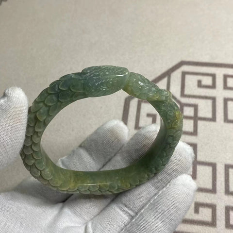 Gelang gelang giok Cui alami yang diukir dengan indah dengan tubuh yang kaya Ukuran 56-58mm Klausul 12mm Sudah termasuk ongkos kirim dan pajak.