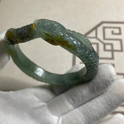 Gelang gelang giok Cui alami yang diukir dengan indah dengan tubuh yang kaya dan kuat Ukuran 58-60mm Klausul 13mm Sudah termasuk ongkos kirim dan pajak.