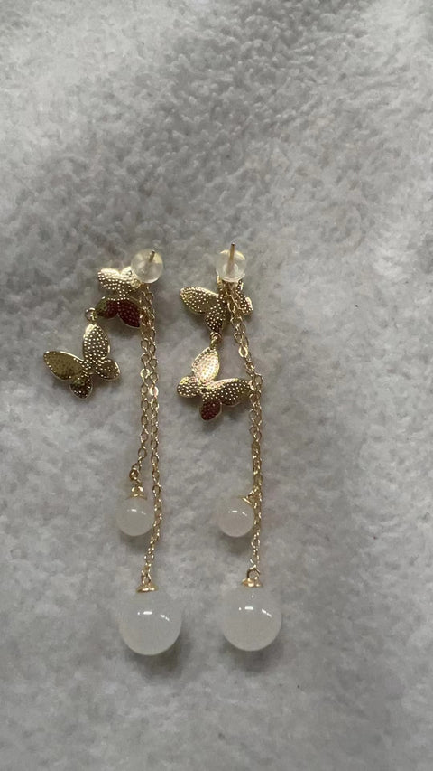 Anting-anting Pejantan Kupu-kupu Sungai Utara Giok Putih Hetian Sepasang anting-anting yang dapat dikenakan dengan tiga cara dengan pengaturan berlapis emas 14 karat Ukuran 10 10 6,6 Sudah termasuk pajak pengiriman.
