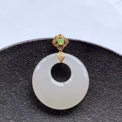 Gesper Perdamaian Giok Hotan Jade dengan tatahan emas Giok bersih dan halus Ukuran 22mm Tebal 6mm Sudah termasuk pajak pengiriman.