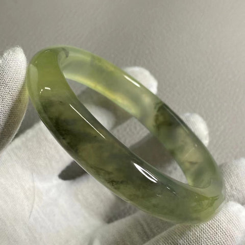 Gelang Lukisan Pemandangan Giok Cui Alami Ukuran 62-64mm Lebar Sisi 12.9mm Batu giok terbentuk secara alami dan polanya acak Sudah termasuk ongkos kirim dan pajak.