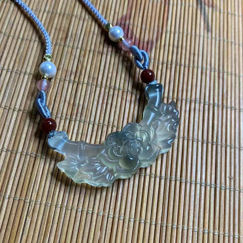 Liontin Giok Halus Ukuran 46 * 21mm Sudah termasuk pajak pengiriman.