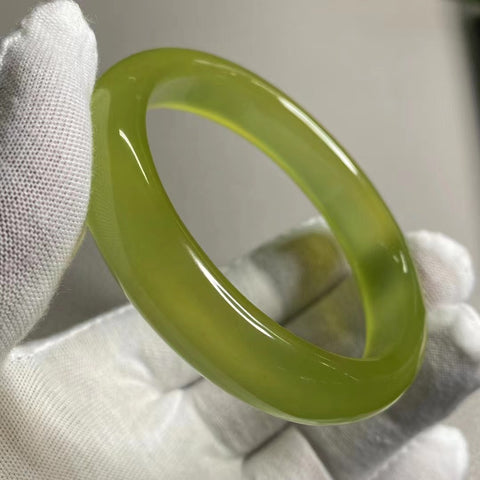 Gelang Giok Cui Alami Tersedia Ukuran 53-65mm Lebar 13.2mm Giok alami dan polanya acak Sudah termasuk ongkos kirim dan pajak.