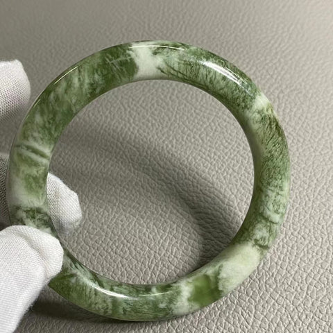 Gelang Giok Cui Alami Ukuran 59-61mm Lebar Sisi 10.2mm Semua Pola Alami Acak Sudah termasuk pajak pengiriman.