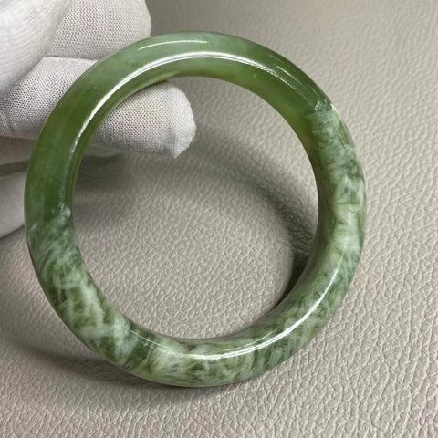 Gelang Giok Cui Alami Ukuran 59-61mm Lebar Sisi 13.4mm Semua pola alami adalah acak Termasuk ongkos kirim dan pajak.