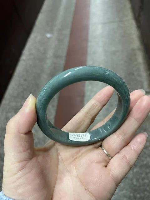 Gelang batu giok alami Bahan lubang tua Alamat halus hangat dan hemat biaya Ukuran 60 Giok adalah pola alami yang terjadi secara acak Termasuk pajak pengiriman