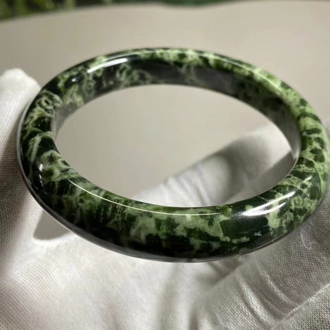 Gelang Giok Cui Alami Ukuran 61-63mm Lebar 12.3mm Giok alami dan polanya acak Sudah termasuk ongkos kirim dan pajak.