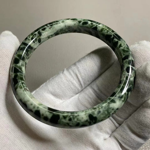 Gelang Giok Cui Alami Ukuran 61-63mm Lebar 11mm Giok alami dan polanya acak Sudah termasuk ongkos kirim dan pajak.