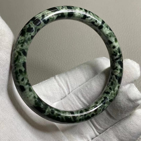 Gelang Giok Cui Alami Ukuran 62-64mm Lebar 11mm Giok alami dan polanya acak Sudah termasuk ongkos kirim dan pajak.