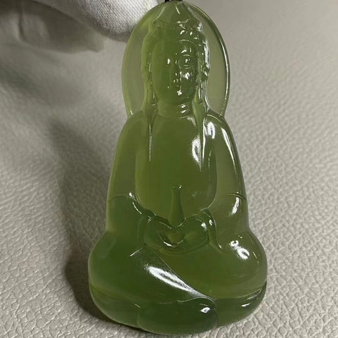 Liontin Giok Cui Giok Hijau Guanyin Alami Giok ini bersih dan halus dengan warna-warna yang indah Ukuran 78,2 * 42,6 mm Sudah termasuk ongkos kirim dan pajak.