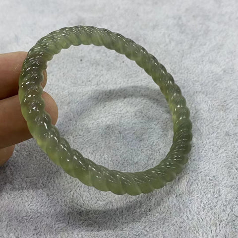 Gelang Es Giok Cui Giok Abu-Abu Alami Ukuran 57-59mm Lebar Sisi 7mm Giok ini terbentuk secara alami dan polanya acak Sudah termasuk ongkos kirim dan pajak.