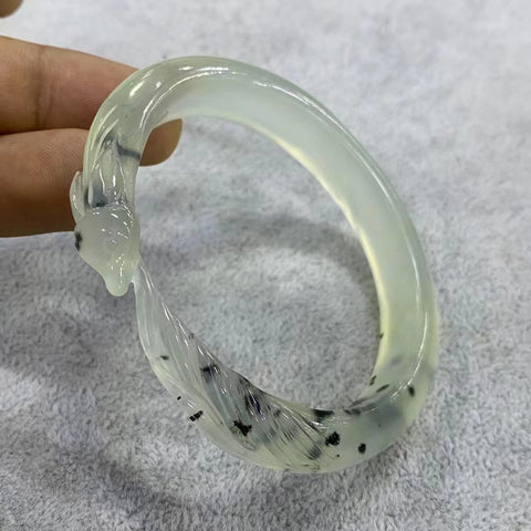 Gelang Tinta Es Giok Cui Jade Alami Gelang Tinta Es Giok Ekor Sembilan Ukuran 57-59mm Lebar Sisi 11.9mm Giok terjadi secara alami Pola acak Pengiriman dan pajak sudah termasuk.