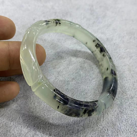 Garis-garis Bambu Giok Cui Giok Alami Gelang Berukir Indah Ukuran 57-59mm Lebar Sisi 11.5mm Giok terjadi secara alami Pola acak Pengiriman dan pajak sudah termasuk.