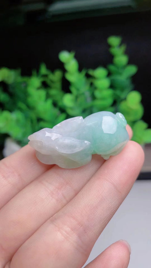 Liontin Kelinci Jadeite Alami Bahan Pit Tua Jade bersih dan halus serta hangat Ukuran 3.7 * 1.8mm Pengiriman dan pajak sudah termasuk.