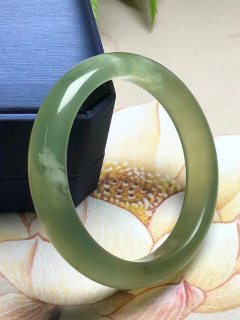 Gelang Giok Cui Alami Bentuk dan gerakan bunga Giok bersih, halus dan hangat Ukuran 55 * 12mm Giok terbentuk secara alami Pola acak termasuk pajak pengiriman