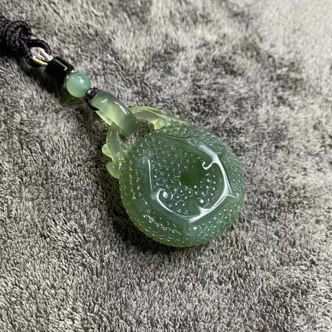 Liontin Giok Alami untuk Perdamaian dan Keamanan Ukuran 40 * 30mm Sudah termasuk ongkos kirim dan pajak.