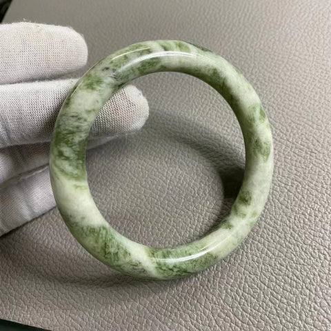 Gelang Giok Cui Alami Ukuran 59-61mm Lebar 10.4mm Giok alami dan polanya acak Sudah termasuk ongkos kirim dan pajak.