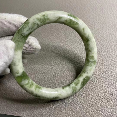 Gelang Giok Cui Alami Ukuran 59-61mm Lebar 10.4mm Giok alami dan polanya acak Sudah termasuk ongkos kirim dan pajak.