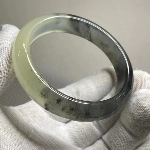 Gelang Tinta Giok Cui Giok Alami di Atas Es Ukuran 57-59mm Lebar 14mm Giok alami dan polanya acak Sudah termasuk ongkos kirim dan pajak.