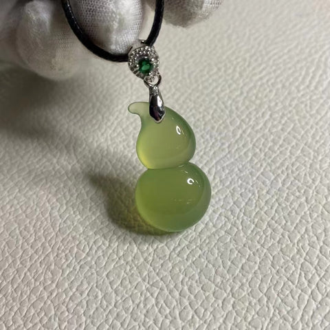Liontin Labu Hijau Giok Cui Jade Alami Ukuran 30 * 16.8mm Sudah termasuk pajak pengiriman.