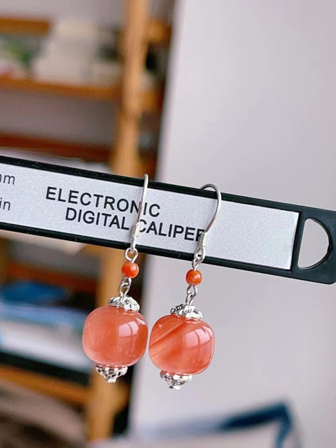 Anting-anting merah alami yang terbuat dari perak 925 dengan tekstur yang halus Ukuran 11,7 * 18mm Sudah termasuk pajak pengiriman.