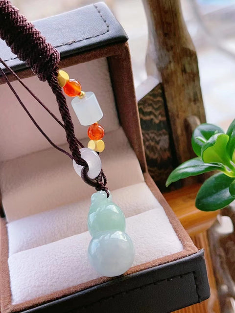 Liontin Labu Giok Jadeite Alami Bahan Lubang Tua Giok bersih dan halus Ukuran 26 * 14 Tebal 13.5mm Sudah termasuk pajak pengiriman.