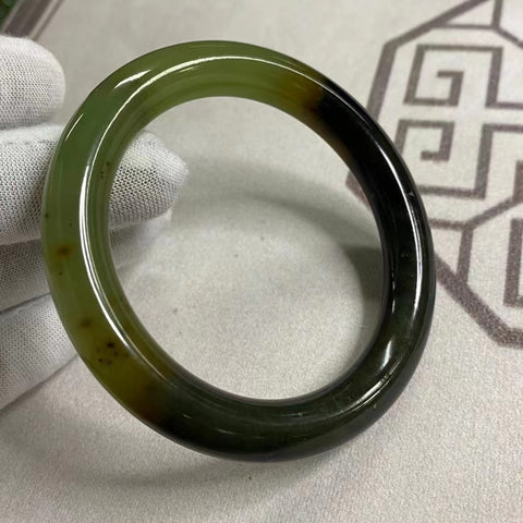 Gelang Giok Cui Alami Ukuran 56-58mm Lebar 10.5mm Giok alami dengan pola acak Pengiriman dan pajak sudah termasuk.