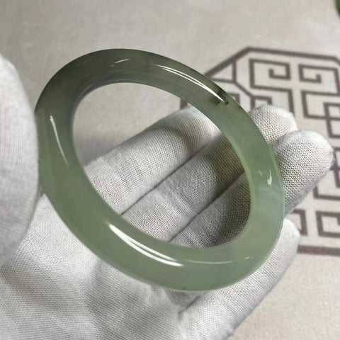 Gelang Tinta Hijau Giok Cui Giok Alami Ukuran 54-56mm Lebar Sisi 9.9mm Giok ini semuanya muncul secara alami dan polanya acak Sudah termasuk pajak pengiriman.