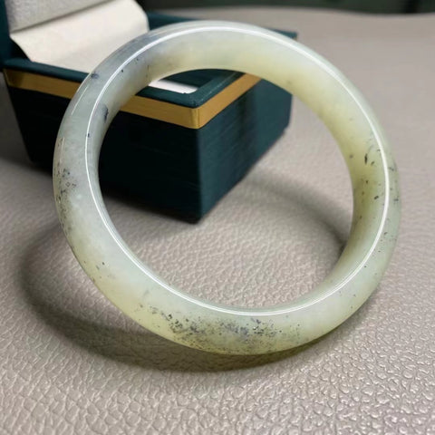 Gelang Tinta Giok Cui Giok Alami Ukuran 58-60mm Lebar Sisi 13.5mm Giok ini terbentuk secara alami dan polanya acak Sudah termasuk pajak pengiriman.