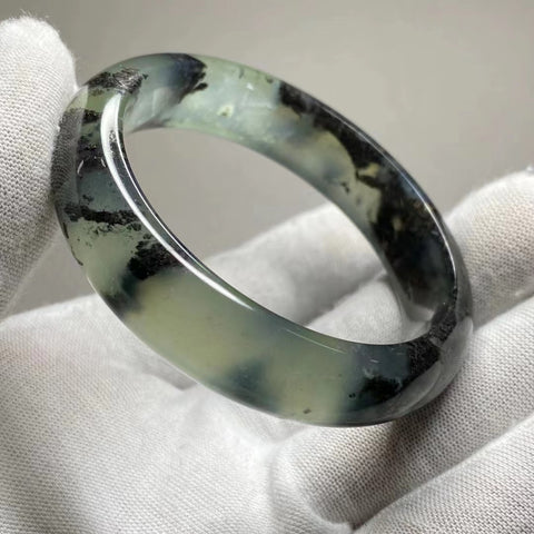 Gelang Tinta Giok Cui Giok Alami di Atas Es Ukuran 49-51mm Lebar 13.5mm Giok ini terbentuk secara alami dan polanya acak Sudah termasuk pajak pengiriman.