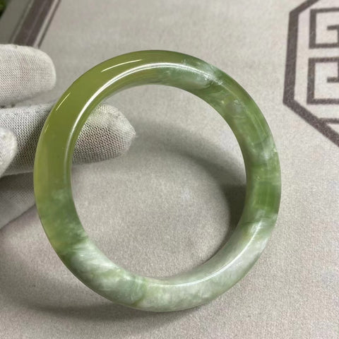 Gelang Giok Cui Alami Ukuran 57-59mm Lebar Sisi 12.5mm Batu giok ini terbentuk secara alami dan polanya acak Sudah termasuk ongkos kirim dan pajak.