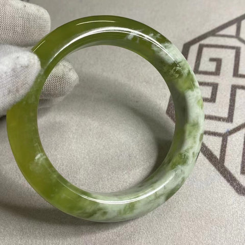 Gelang Giok Cui Alami Ukuran 59-61mm Lebar Sisi 13.3mm Giok alami dan polanya acak Sudah termasuk ongkos kirim dan pajak.