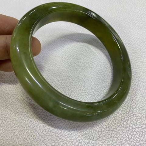 Gelang Giok Cui Alami Ukuran 78-80mm Lebar Sisi 16mm Giok ini terbentuk secara alami dan polanya acak Sudah termasuk pajak pengiriman.