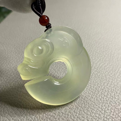 Liontin Giok Alami Ukuran 49.6 * 44.8mm Sudah termasuk pajak pengiriman.