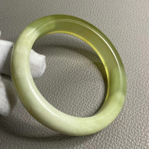 Gelang Giok Cui Alami Ukuran 59-61mm Lebar 13.7mm Giok ini alami dan polanya acak Sudah termasuk pajak pengiriman.